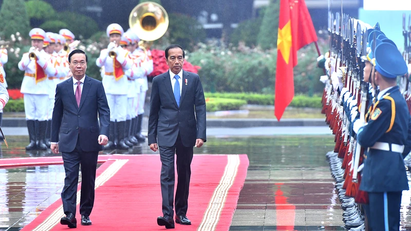 Chủ tịch nước Võ Văn Thưởng và Tổng thống Cộng hòa Indonesia Joko Widodo duyệt Đội danh dự Quân đội nhân dân Việt Nam tại lễ đón. (Ảnh: ĐĂNG KHOA)