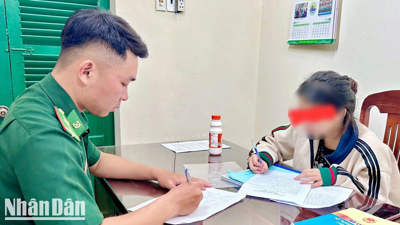 Cán bộ Bộ đội Biên phòng làm việc ban đầu với cháu Ng. D. Th.