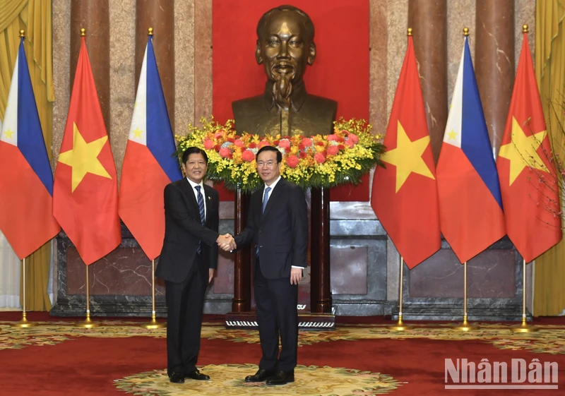 Chủ tịch nước Võ Văn Thưởng và Tổng thống Philippines Ferdinand Romualdez Marcos Jr tại lễ đón. (Ảnh: ĐĂNG KHOA)