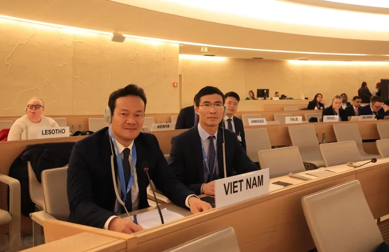 Đại sứ Mai Phan Dũng phát biểu tại phiên họp.