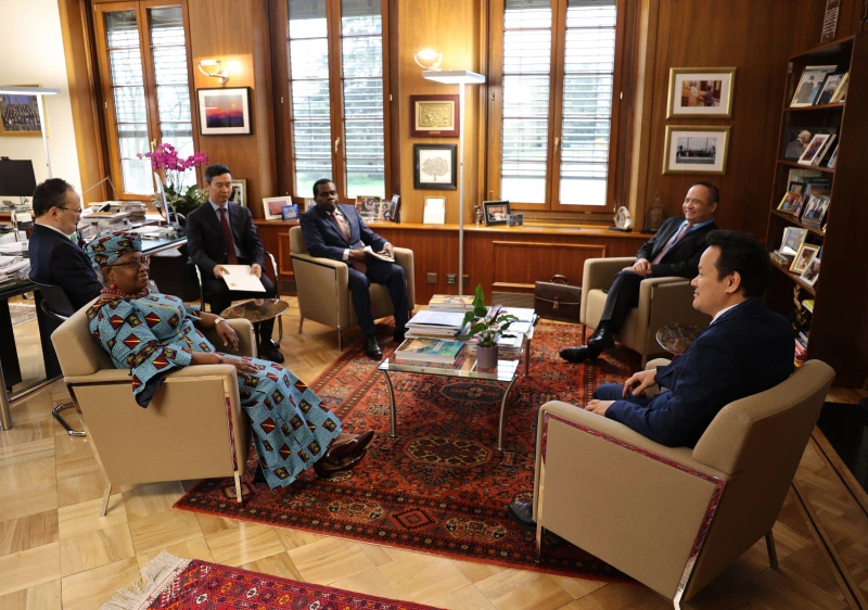Đại sứ Mai Phan Dũng cùng Tổng giám đốc WTO Ngozi Okonjo-Iweala. (Ảnh: TTXVN)