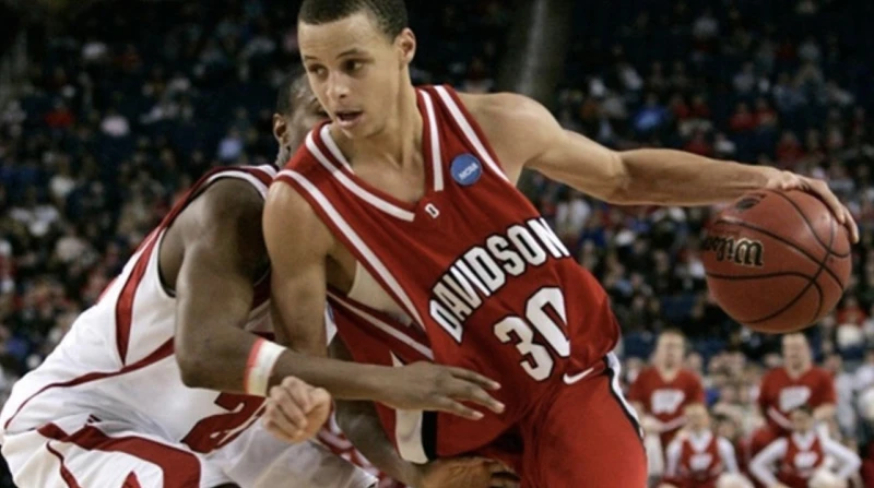 Huyền thoại bóng rổ Stephen Curry trong giải đấu March Madness 2008.