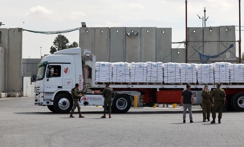 Hàng viện trợ nhân đạo cho Dải Gaza qua cửa khẩu Kerem Shalom. (Ảnh: AFP/TTXVN)