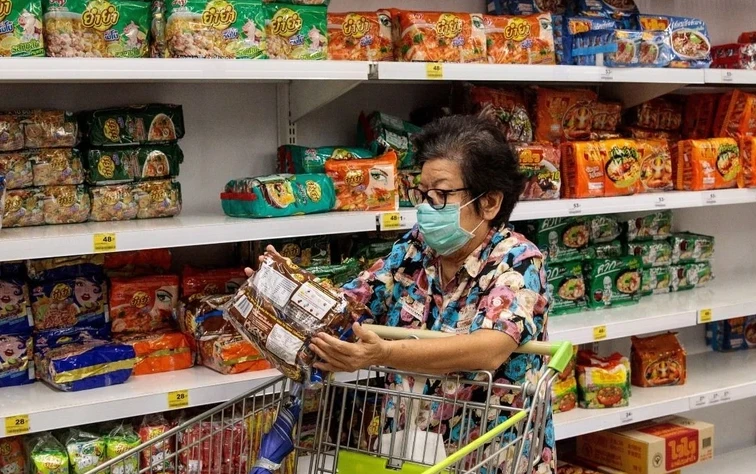 Người dân mua sắm tại siêu thị ở Bangkok, Thái Lan. (Ảnh: AFP/TTXVN)