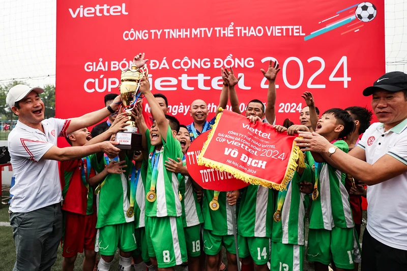 Các cầu thủ nhí vỡ òa trong niềm vui chiến thắng.