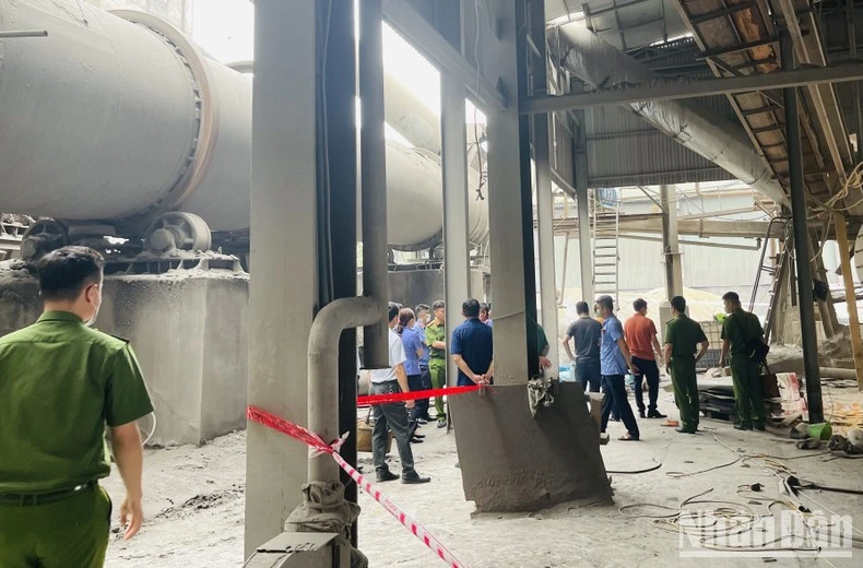 Cơ quan chức năng đang tiến hành khám nghiệm vụ tại nạn đặc biệt nghiêm trọng. (Ảnh: THANH SƠN)