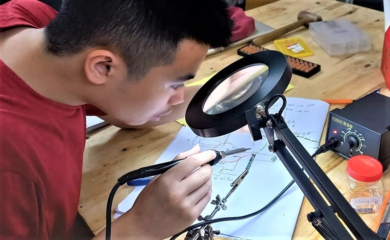 Em Hoàng nghiên cứu sáng chế thiết bị cảm biến an toàn.