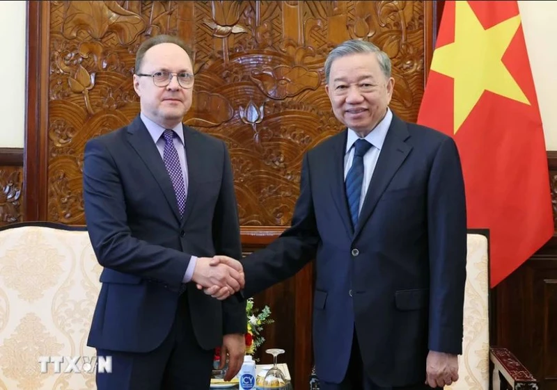 Chủ tịch nước Tô Lâm tiếp Đại sứ Liên bang Nga tại Việt Nam Gennady Bezdetko.