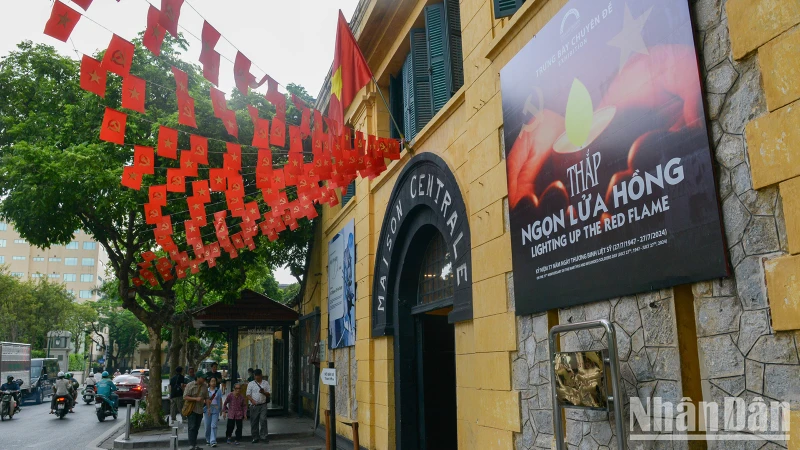 Không gian trưng bày được làm bên trong khu di tích Nhà tù Hỏa Lò (Phố Hỏa Lò, Hai Bà Trưng, Hà Nội).