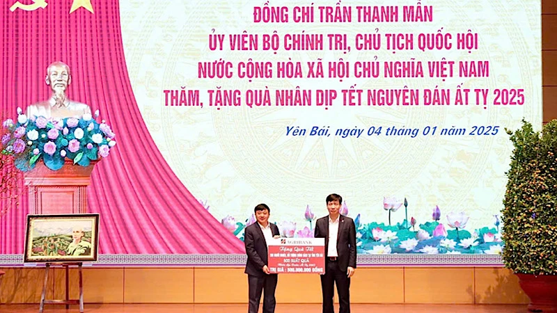 Tặng quà hỗ trợ người dân và lực lượng vũ trang tại địa bàn tỉnh Yên Bái.