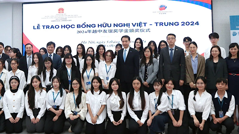 Đại sứ Hà Vĩ dự lễ trao học bổng hữu nghị Việt-Trung 2024. (Ảnh: Đại sứ quán Trung Quốc tại Việt Nam)