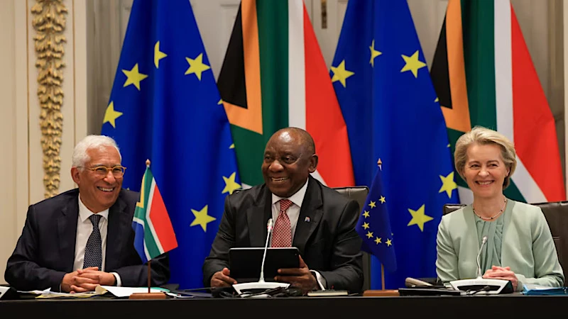 El presidente sudafricano Cyril Ramaphosa, el presidente del Consejo Europeo, Antonio Costa, y la presidenta de la Comisión Europea, Ursula von der Leyen, asisten a la octava cumbre UE-Sudáfrica, el 13 de marzo de 2025. (Foto: Reuters/VNA)