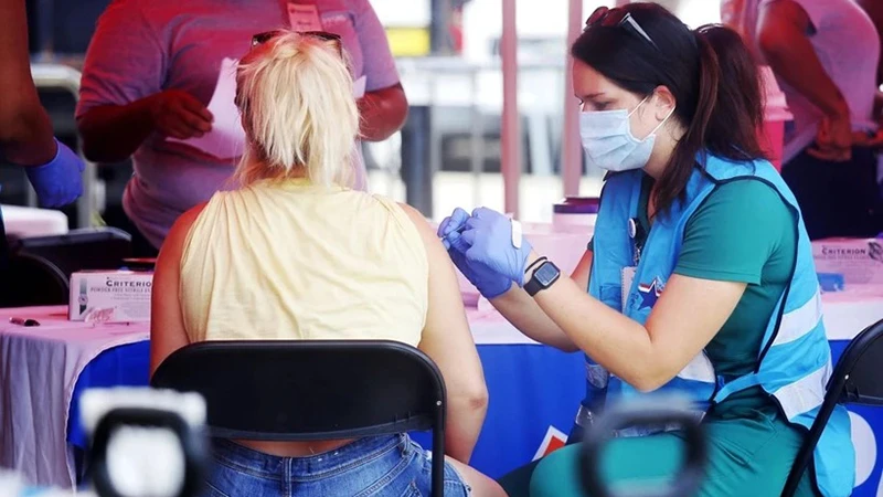 Nhân viên y tế tiêm vaccine cho người dân tại New Orleans, Mỹ. (Ảnh: THX/TTXVN)