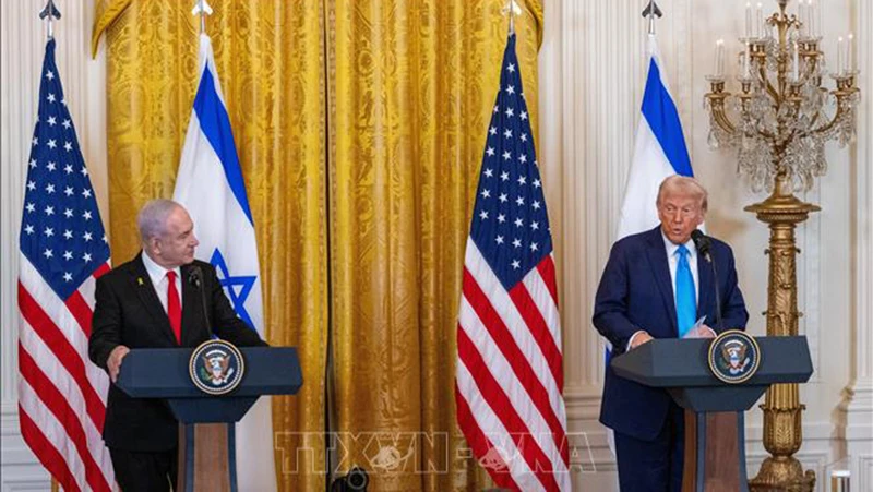 Tổng thống Mỹ Donald Trump (phải) và Thủ tướng Israel Benjamin Netanyahu trong cuộc họp báo sau hội đàm tại Nhà Trắng, ngày 4/2/2025. (Ảnh: THX/TTXVN)