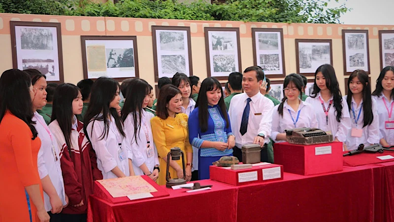 Học sinh trong tỉnh Yên Bái tham quan các hiện vật lịch sử. (Ảnh: THANH SƠN)