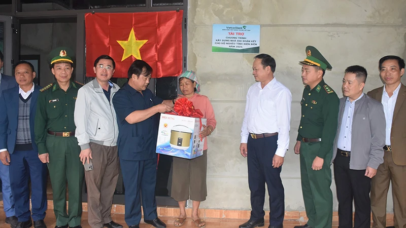 Lãnh đạo UBND tỉnh Điện Biên trao quà tặng hộ nghèo ở bản Chăn Nuôi, xã Si Pa Phìn, huyện Nậm Pồ nhân dịp khánh thành nhà Đại đoàn kết.