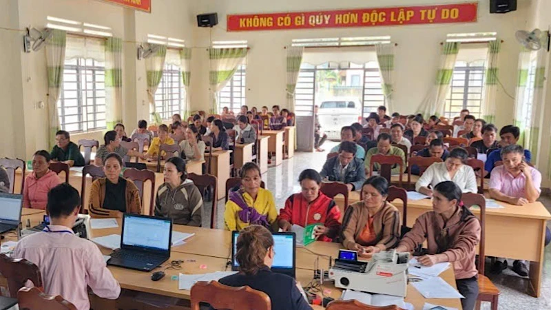 Một buổi giao dịch tại Điểm giao dịch xã của Ngân hàng Chính sách xã hội tỉnh Gia Lai.