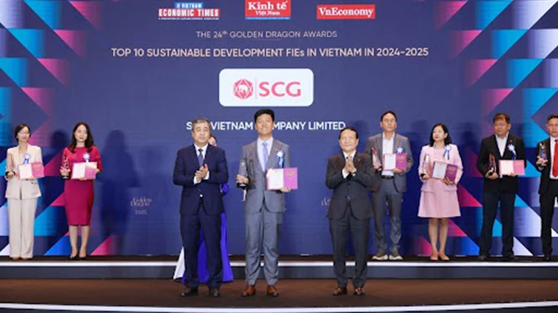 SCG tự hào 2 năm liên tiếp được vinh danh Top 10 Doanh nghiệp FDI, mảng phát triển bền vững tại Giải thưởng Rồng Vàng.