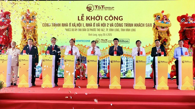 Các đại biểu thực hiện nghi lễ khởi công công trình nhà ở xã hội và khách sạn thuộc dự án Khu dân cư Phước Thọ 1 & 2.