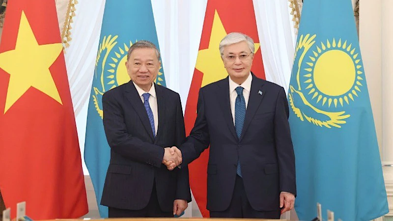 Tổng Bí thư Tô Lâm và Tổng thống Kazakhstan Kassym-Jomart Tokayev chụp ảnh chung trước hội đàm cấp Nhà nước. (Ảnh: Thống Nhất/TTXVN)