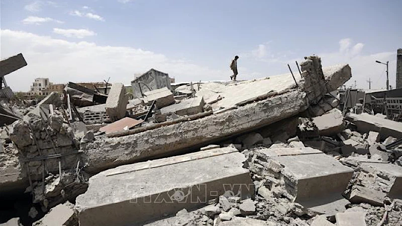 Cảnh đổ nát sau cuộc không kích tại Sanaa, Yemen, ngày 27/4/2025. (Ảnh: THX/TTXVN)