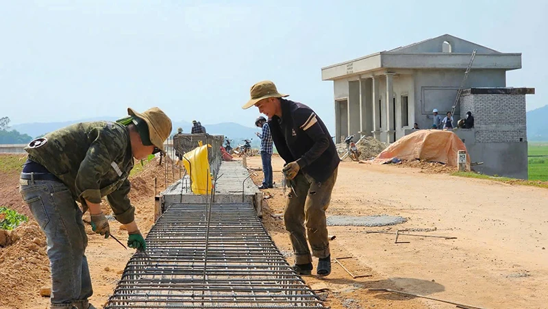 Thi công xây lắp đê tả sông Lèn, xã Yến Sơn, huyện Hà Trung, tỉnh Thanh Hóa.