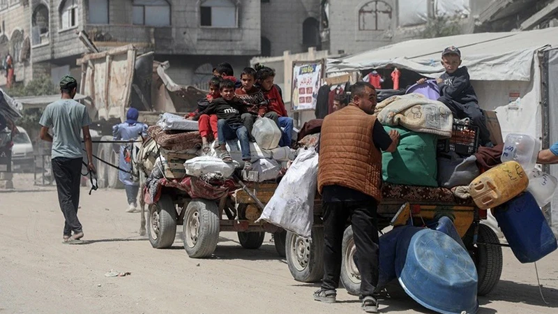 Người dân Palestine đi sơ tán tránh xung đột tại Dải Gaza. (Ảnh: THX/TTXVN)