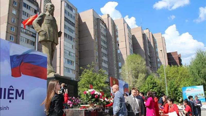 Các khách mời đặt hoa trước tượng đài Bác Hồ tại thành phố Ulyanovsk (Nga) ngày 17/5. (Ảnh: TTXVN)