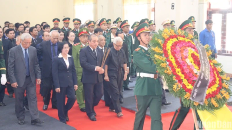 Đoàn đại biểu Tỉnh ủy, Hội đồng nhân dân, Ủy ban nhân dân, Ủy ban Mặt trận Tổ quốc Việt Nam tỉnh Quảng Ngãi viếng nguyên Chủ tịch nước Trần Đức Lương.