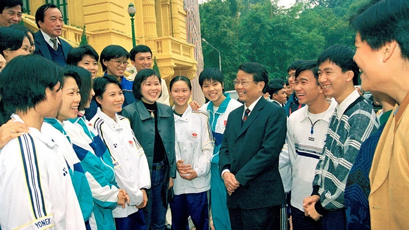 Chủ tịch nước Trần Đức Lương gặp gỡ tài năng trẻ trong các lĩnh vực giáo dục, văn hóa, nghệ thuật và thể thao (Hà Nội, 23/1/2000). (Ảnh TTXVN)