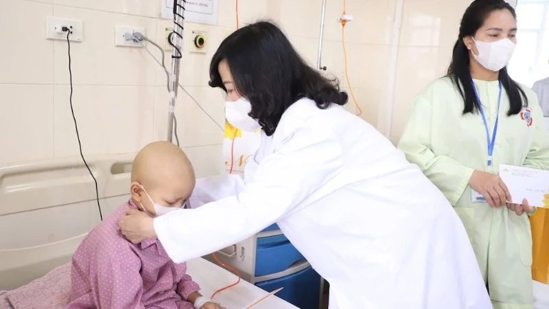 Bộ trưởng Y tế Đào Hồng Lan chia sẻ, trẻ em là những mầm xanh cần được yêu thương và chở che.