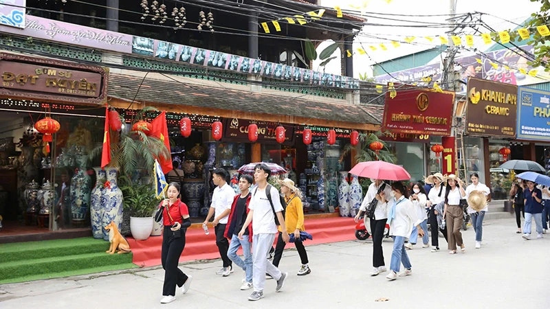 Du khách tham quan làng gốm Bát Tràng. (Ảnh TUỆ NGHI)