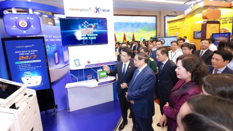Ông Trần Ngọc Minh, Chủ tịch Hội đồng Quản trị KienlongBank cùng Lãnh đạo Ngân hàng báo cáo Thủ tướng, Thống đốc Ngân hàng Nhà nước hoạt động chuyển đổi số.