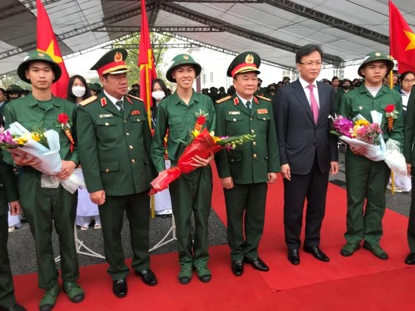 Quang cảnh Lễ giao, nhận quân tại huyện Yên Mỹ, tỉnh Hưng Yên.