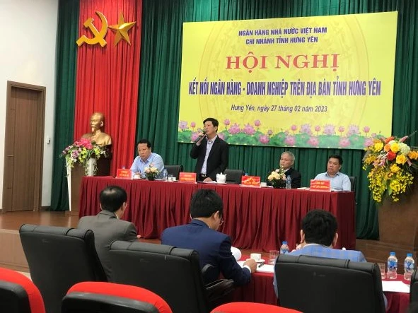 Lãnh đạo Ngân hàng nhà nước chi nhánh Hưng Yên trả lời một số ý kiến của doanh nghiệp tại Hội nghị.