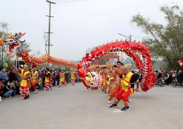 Tiết mục múa lân tại Lễ hội Chử Đồng Tử - Tiên Dung.