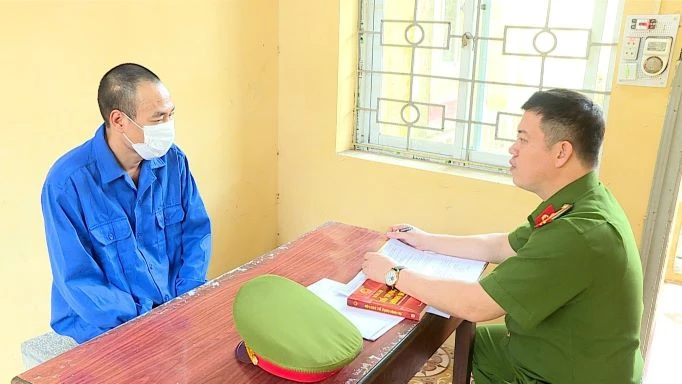 Công an tỉnh Hưng Yên hỏi cung đối tượng Hà Viết Thăng, chủ lô hàng thuốc lá điếu nhập lậu.