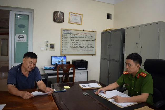 Cán bộ Công an tỉnh Hưng Yên làm việc với đối tượng Nguyễn Ngọc Hưng, Giám đốc Công ty TNHH sản xuất, thương mại và dịch vụ An Phúc Hưng.