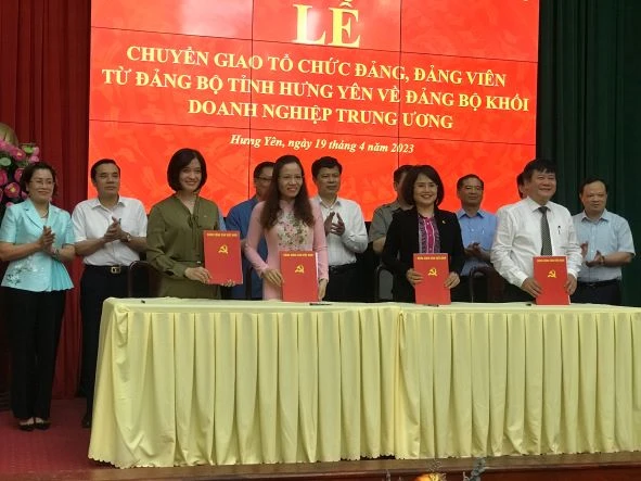 Ký biên bản bàn giao tổ chức đảng, đảng viên giữa Thường trực Đảng ủy Khối cơ quan-doanh nghiệp tỉnh Hưng Yên với lãnh đạo đảng ủy các ngân hàng thương mại nhà nước.