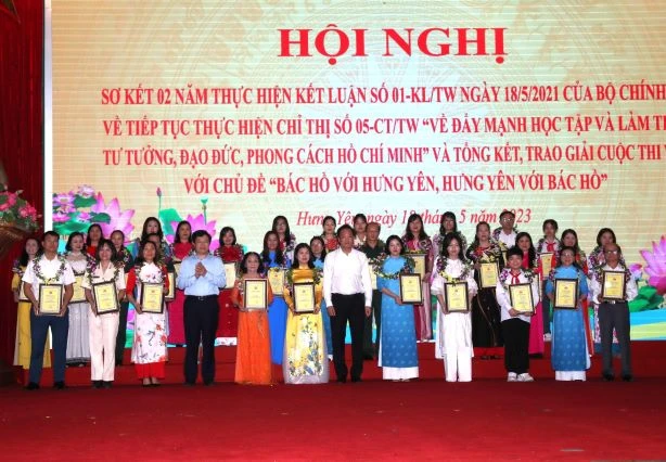 Thường trực Tỉnh ủy Hưng Yên trao giải cho các tác giả, nhóm tác giải đoạt giải trong cuộc thi viết với chủ đề “Bác Hồ với Hưng Yên, Hưng Yên với Bác Hồ”.