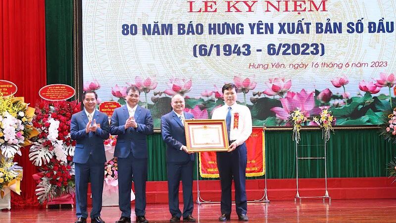 Phó Bí thư Thường trực Tỉnh ủy, Chủ tịch HĐND tỉnh Hưng Yên Trần Quốc Toản trao Bằng khen của Thủ tướng Chính phủ tặng Báo Hưng Yên.