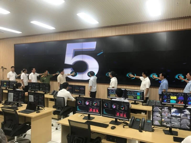 Lãnh đạo tỉnh Hưng Yên khai trương Trung tâm điều hành thông minh tỉnh Hưng Yên.