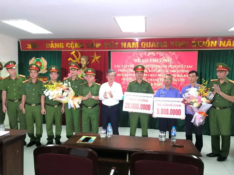 Phó Chủ tịch Ủy ban nhân dân tỉnh Hưng Yên Nguyễn Duy Hưng Yên đã trao thưởng cho tập thể phòng Cảnh sát điều tra tội phạm về ma túy Công an tỉnh Hưng Yên.