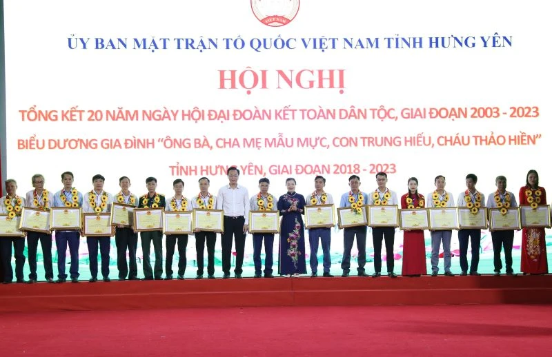 Bí thư Tỉnh ủy Nguyễn Hữu Nghĩa và Phó Chủ tịch Ủy ban Trung ương Mặt trận Tổ quốc Việt Nam Trương Thị Ngọc Ánh trao Bằng khen của Chủ tịch Ủy ban nhân dân tỉnh Hưng Yên cho các tập thể có thành tích xuất sắc trong tổ chức 20 năm “Ngày hội đại đoàn kết toàn dân tộc” giai đoạn 2003-2023.