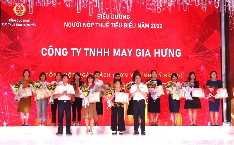 Tổng cục Thuế và Cục Thuế tỉnh Hưng Yên đã tuyên dương và trao Bằng khen, Giấy khen cho các doanh nghiệp, hộ kinh doanh tiêu biểu trong nộp thuế.