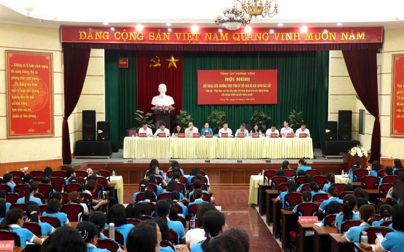 Thường trực Tỉnh ủy Hưng Yên đối thoại với cán bộ Hội Liên hiệp Phụ nữ các cấp.