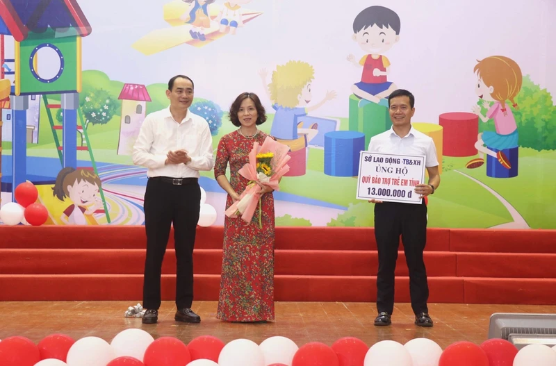 Sở Lao động-Thương binh và Xã hội tỉnh Hưng Yên ủng hộ Quỹ Bảo trợ trẻ em tỉnh Hưng Yên.