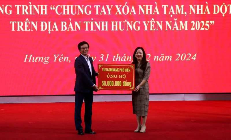 Ngân hàng Ngoại thương chi nhánh Phố Hiến ủng hộ 50 triệu đồng cho chương trình Chung tay xóa nhà tạm, nhà dột nát trên địa bàn tỉnh Hưng Yên năm 2025.