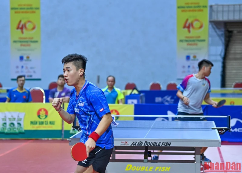 Lê Đình Đức ăn mừng chiến thắng trong trận đấu trước Đoàn Bá Tuấn Anh, đưa Hà Nội 1 lên ngôi vô địch đồng đội nam.