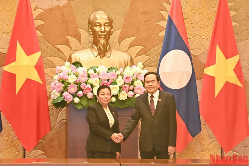 Phó Chủ tịch Thường trực Quốc hội Trần Thanh Mẫn và Phó Chủ tịch Quốc hội Lào Sounthon Xayachak tại buổi hội đàm. (Ảnh: DUY LINH)